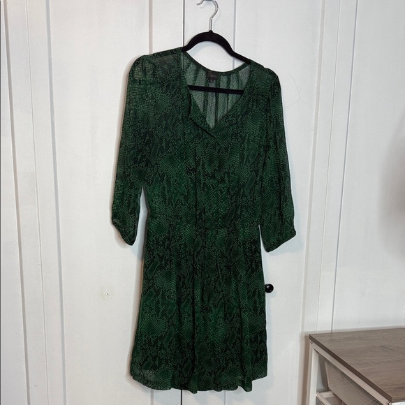 Babaton Dresses & Skirts - Aritzia Babaton Green 1/2 Sleeve Dress - Snakeskin Python - 100% silk - US small